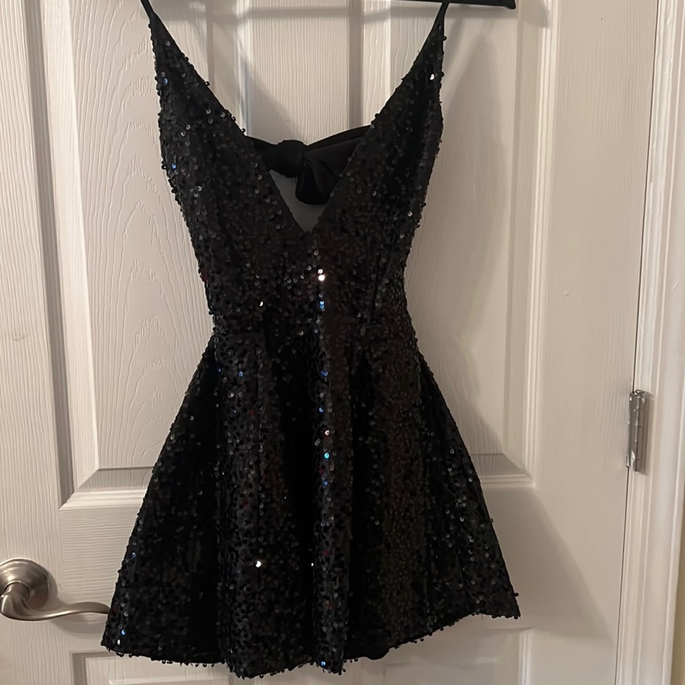 Lucy in the sky size 2 black sparkly dress deep v